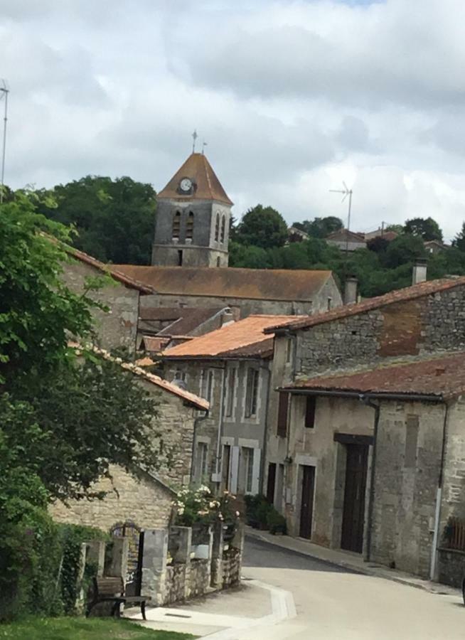 Nanteuil-en-ValléeLa Vieille Maison Rose住宿加早餐旅馆 外观 照片